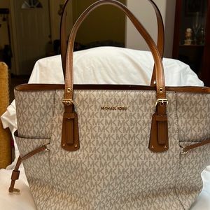 Voyager East West Tote- Vanilla